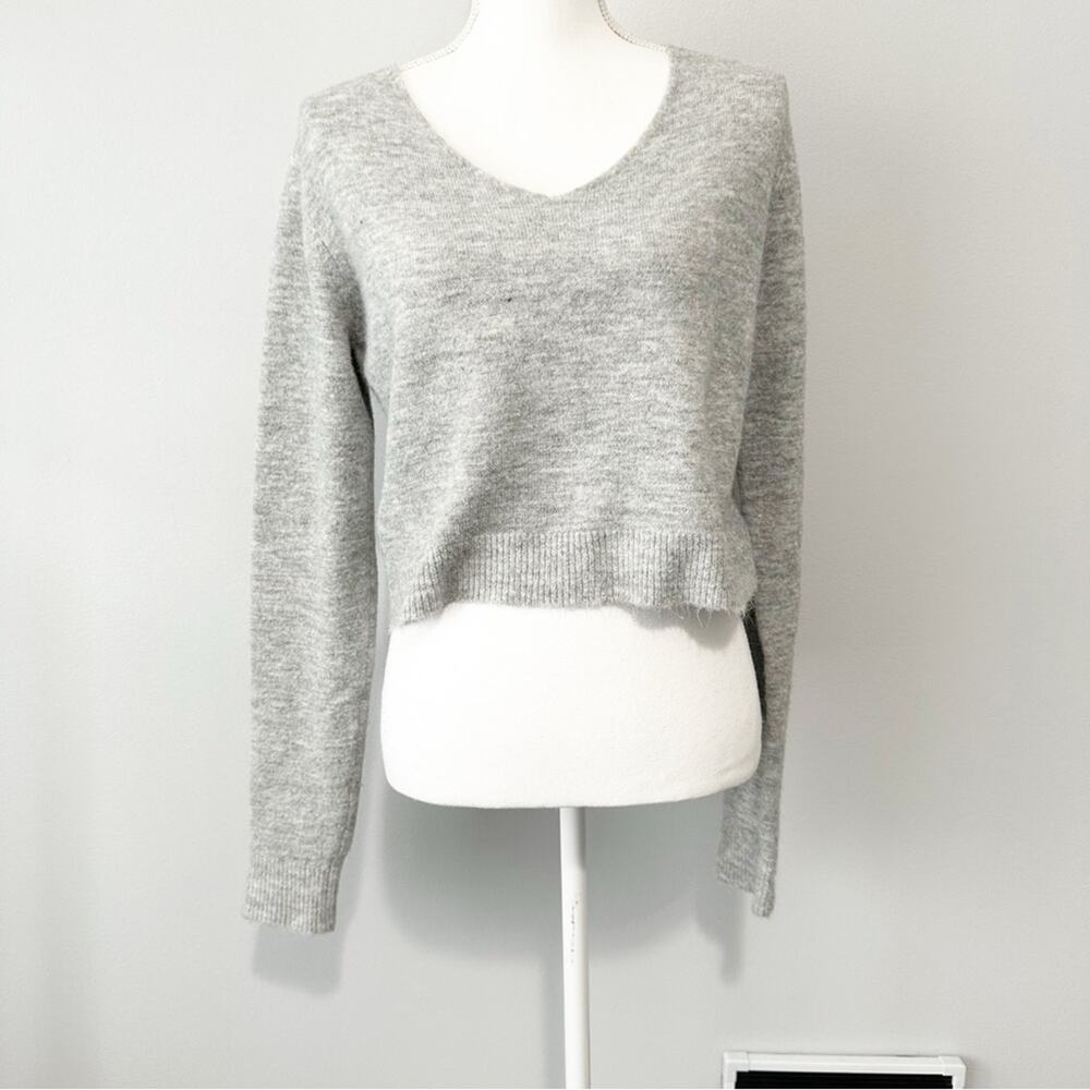 Skylar + Madison Gray V-Neck Cropped Sweater size medium